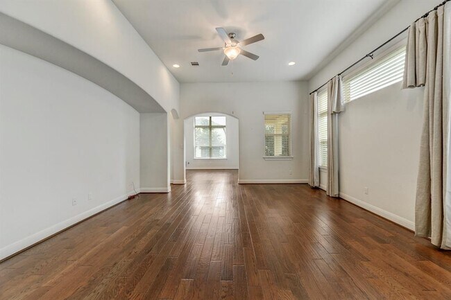 Building Photo - 5725 Viejo Dr