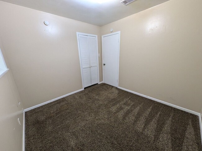 Building Photo - 130 Mansfield Ferry Rd