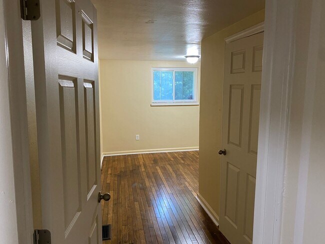 Building Photo - 350 1/2 Hacker