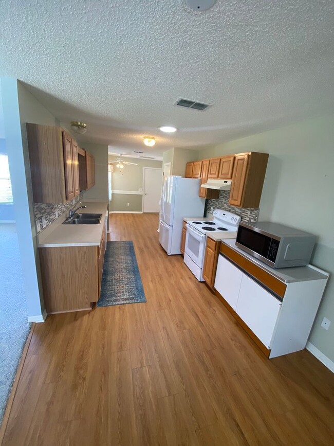 Building Photo - Beautiful Unfurnished, pet friendly home A...