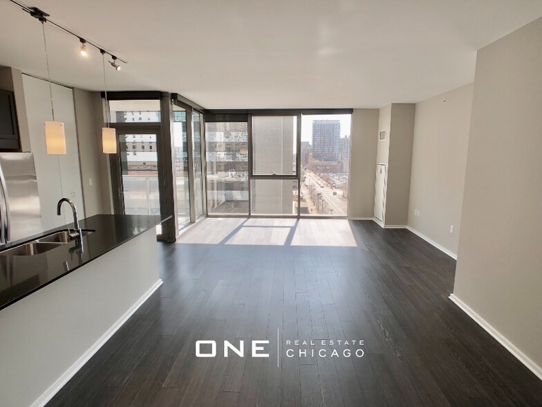 Building Photo - 123 N Desplaines St