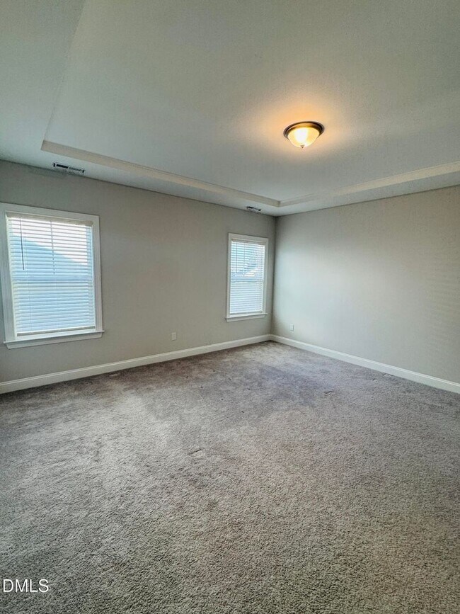 Building Photo - Stunning 4 Bedroom 3 Bathroom Single Family Home with 1st floor office w/ FREE high-speed interne...