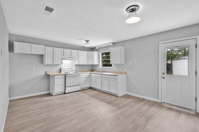 Building Photo - 3105 Scovel Ave