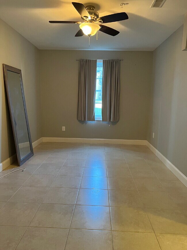 Building Photo - Gorgeous and newly renovated townhouse-sty...