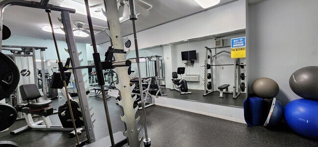 Building Photo - 6157 N Sheridan Rd