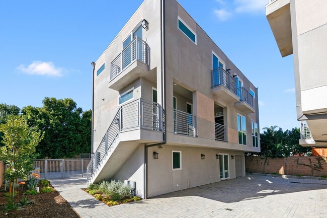 Building Photo - 13637 N Fellows Ave