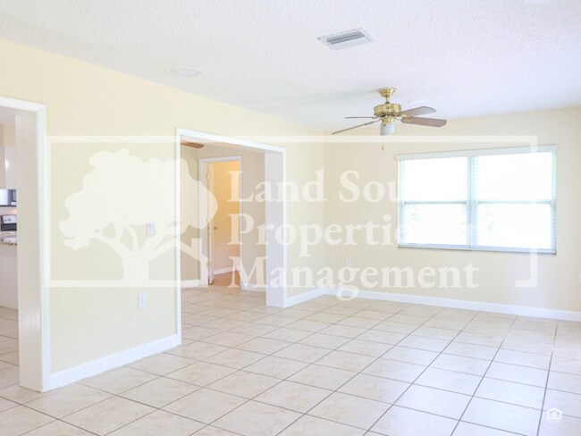 Building Photo - 631 Queens Loop N