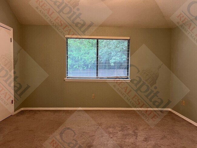 Building Photo - Charming 3 Bedroom