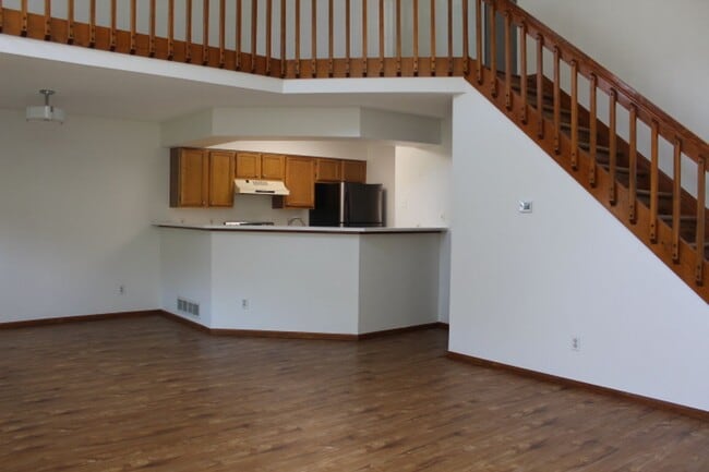 Building Photo - Gorgeous 2 Story End Unit in Lakewood!