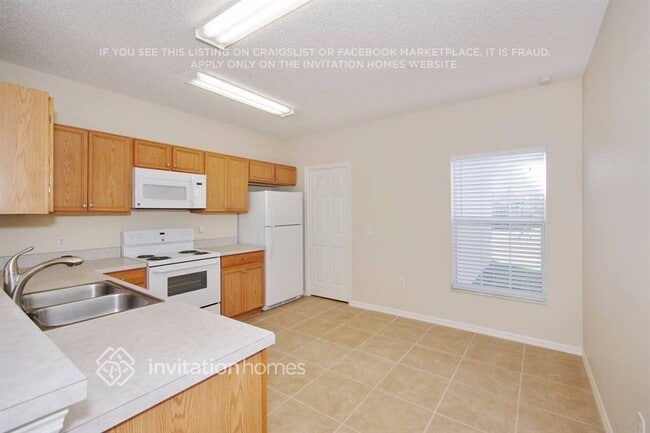 Building Photo - 627 Koala Ct