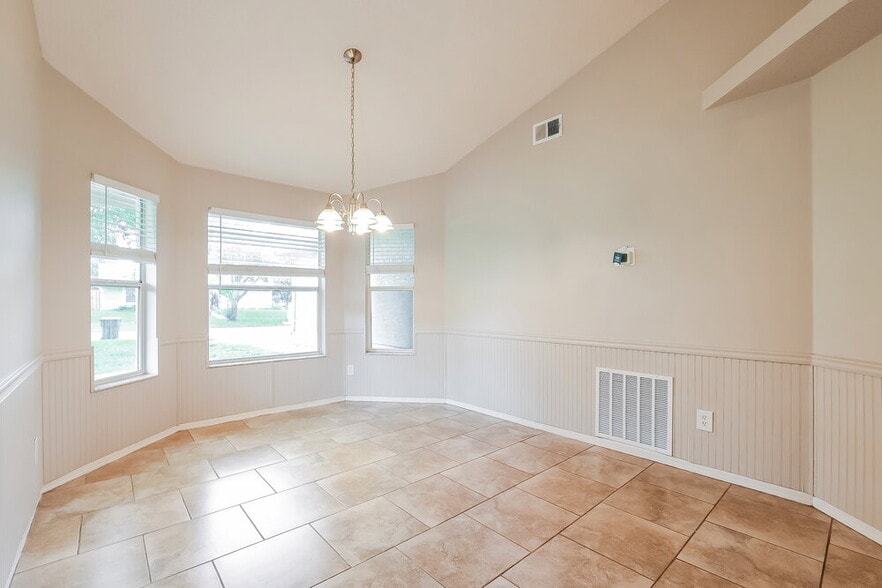 Building Photo - 2523 Dovetail Dr