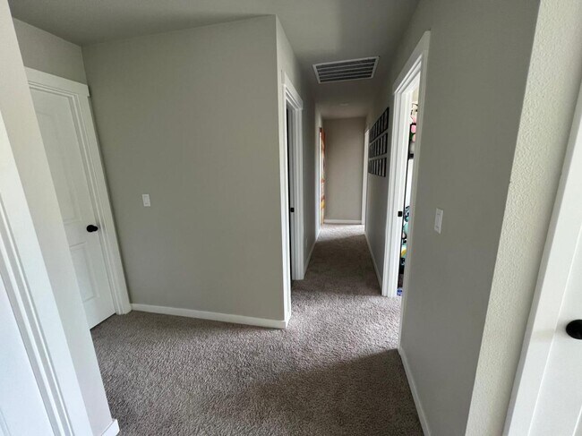 Building Photo - 2311 Quail Run Ln S