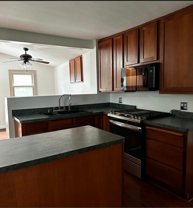 Building Photo - 9 Hickory St