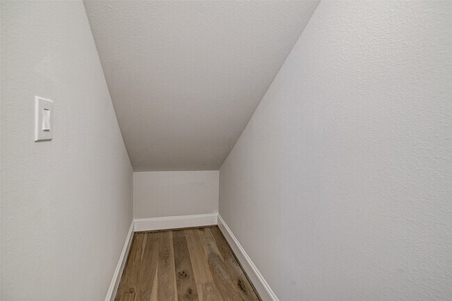 Building Photo - 2218C Lou Ellen Ln