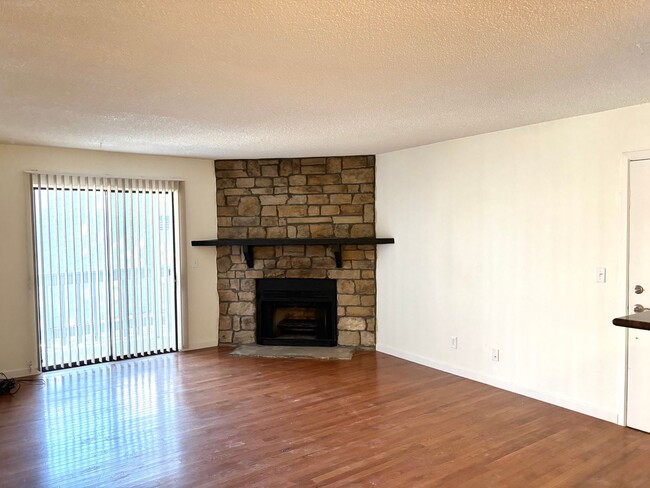 Building Photo - Nicely updated 2bd 2 ba Condo for rent Den...