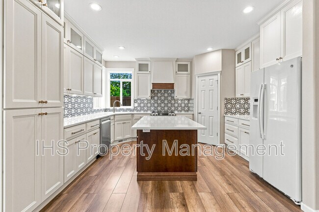 Building Photo - 9711 Nottingham Dr