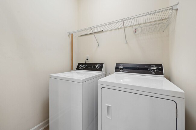 Building Photo - Olde Raleigh Stunner! 2 Primary Suites! Flexible move in date!