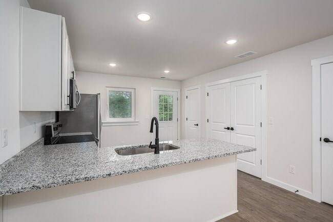Building Photo - Live Brand-New in Hickory – Modern 3BR Tow...