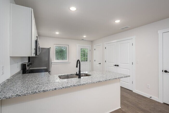 Building Photo - Live Brand-New in Hickory – Modern 3BR Townhome