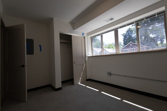 Building Photo - $1,450 / 2br - 560ft2 - RENOVATED 2BD, 1BA...