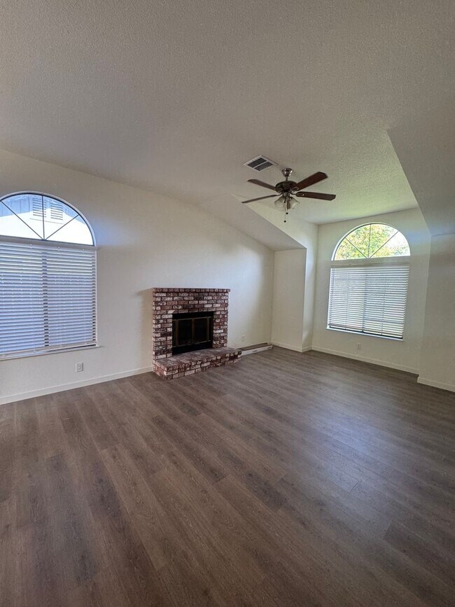 Building Photo - 2409 Candlewood Dr