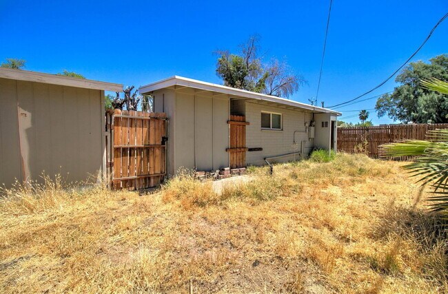 Building Photo - 2133 W Morten Ave