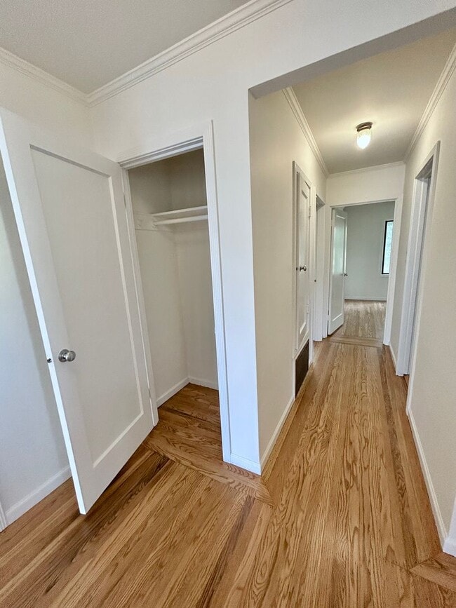 Building Photo - Spacious 2bd/1bth Upper Flat With Beautiful Views