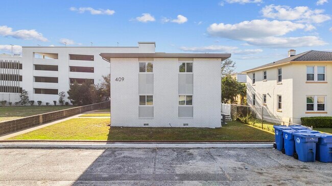 Building Photo - 409 17th Ave N