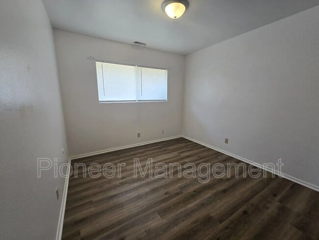 Building Photo - 881 NE Alameda Ave