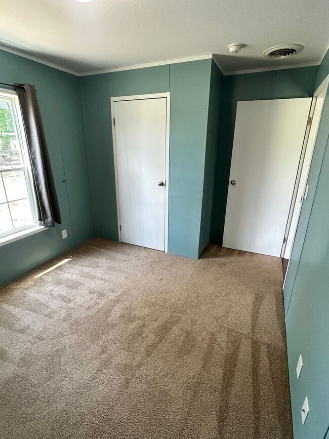 Building Photo - Spacious 4 Bedroom Home with Basement, Clo...