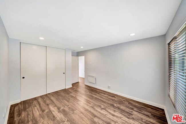 Building Photo - 3606 Vista Rey