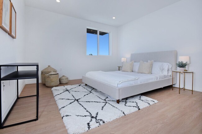 Building Photo - Luxury Apartments - Move In Special