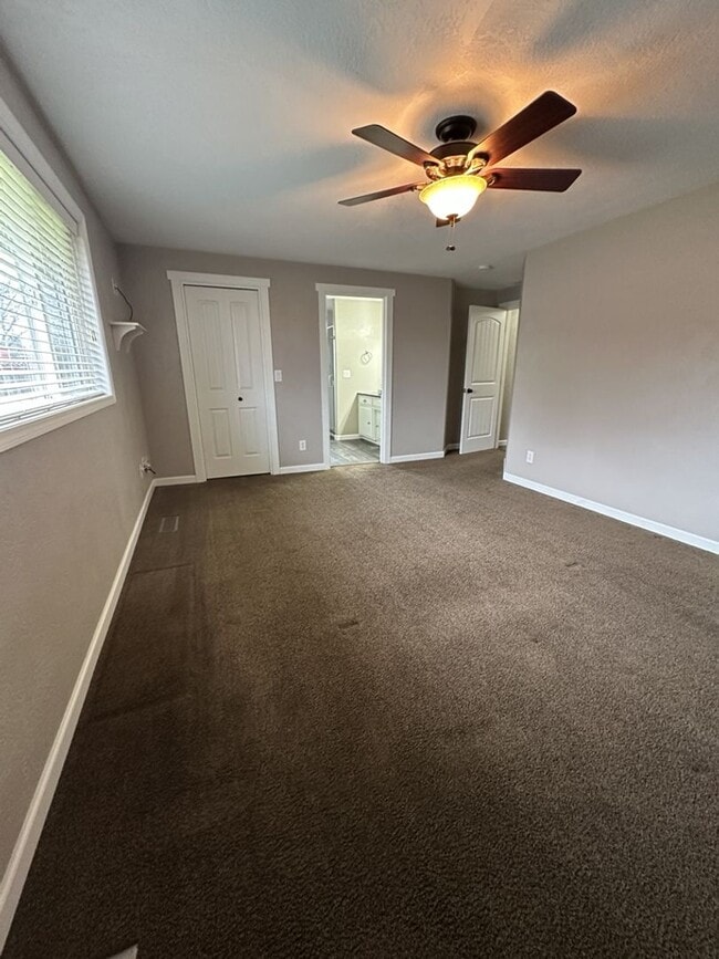 Building Photo - Pristine 3-Bedroom, 2-Bath Home with Moder...