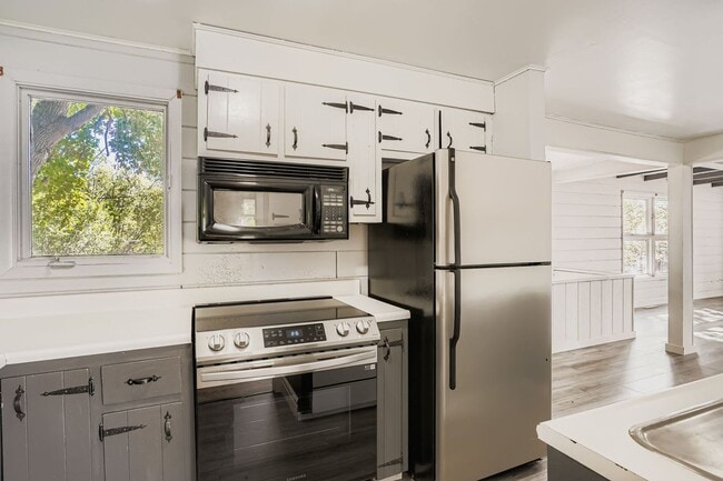 Building Photo - Charming Ranch Home with Spacious Yard and...