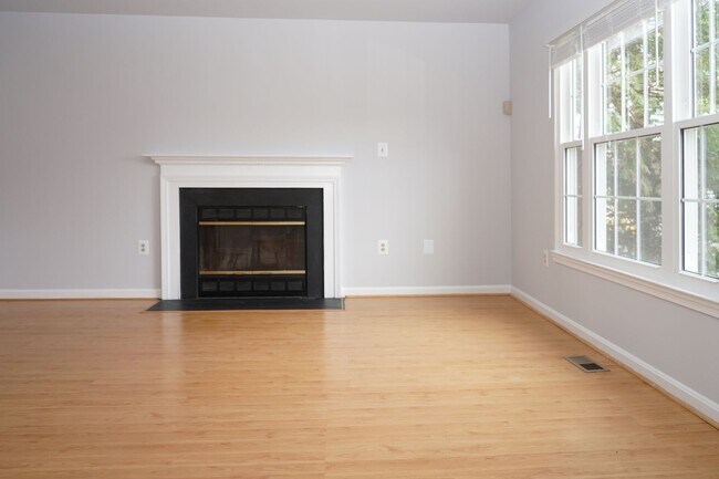 Building Photo - 4 Bedroom 3.5 Bath Townhome in Woodbridge, VA