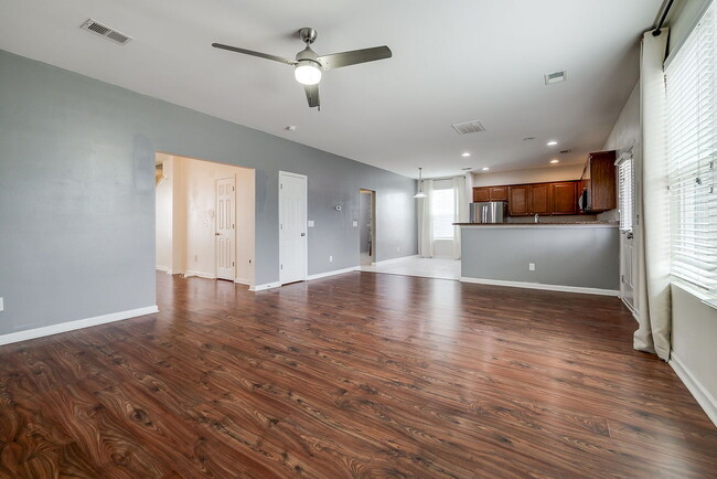 Building Photo - Spacious & Convenient