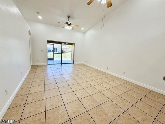 Building Photo - 527 NE 24th Pl