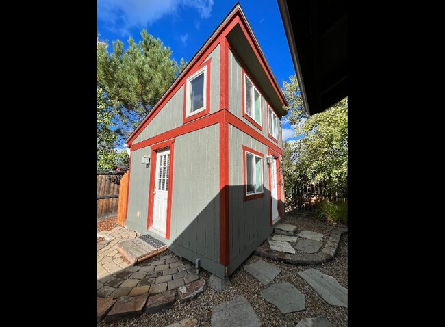 Building Photo - Spacious Westside 3-Bdrm + office & fenced yard!