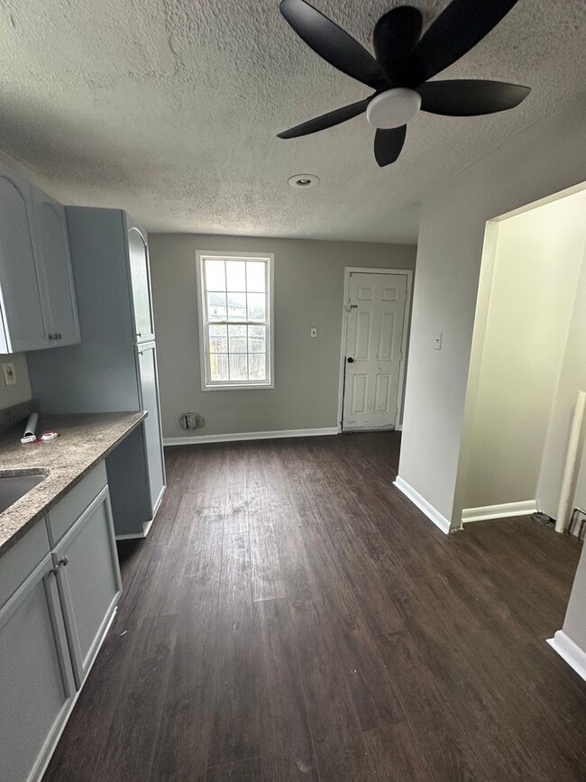 Building Photo - 3 Bed, 1 Bath Townhome