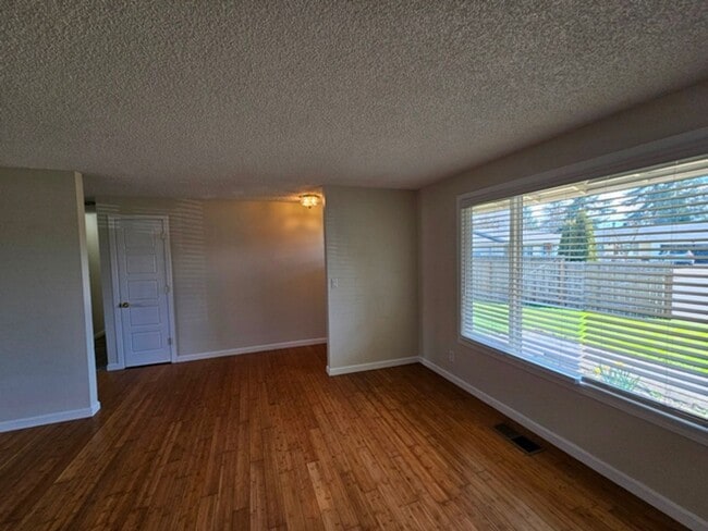 Building Photo - 3Bd/2Ba Single Story Home-Available to View!