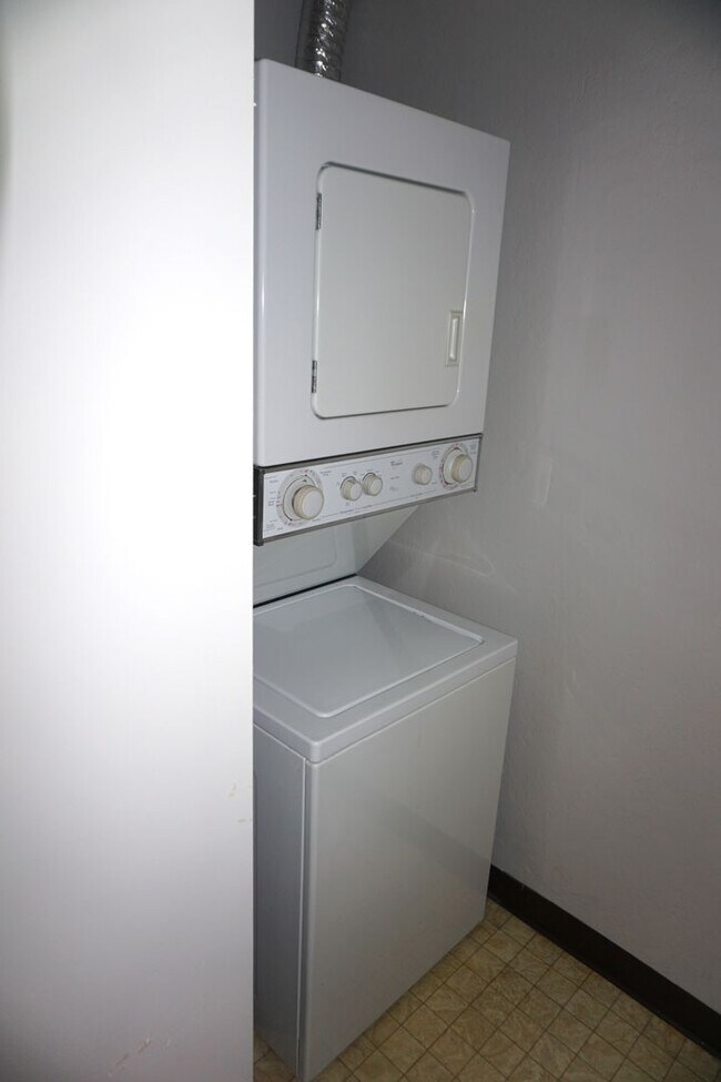 Building Photo - Beautifully Updated Condo in Great Mountai...