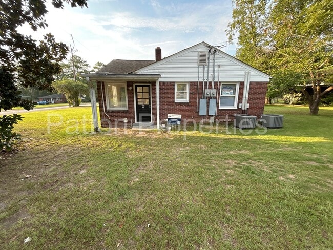Building Photo - 999 Seminole Dr