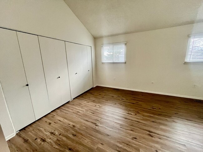 Building Photo - Updated 3 bed 2 1/2 bath  townhome with 2 ...