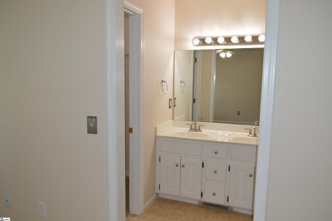 Building Photo - 201 Durham Dr