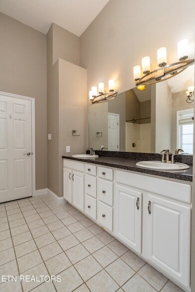 Building Photo - 1100 Winterberry Ln