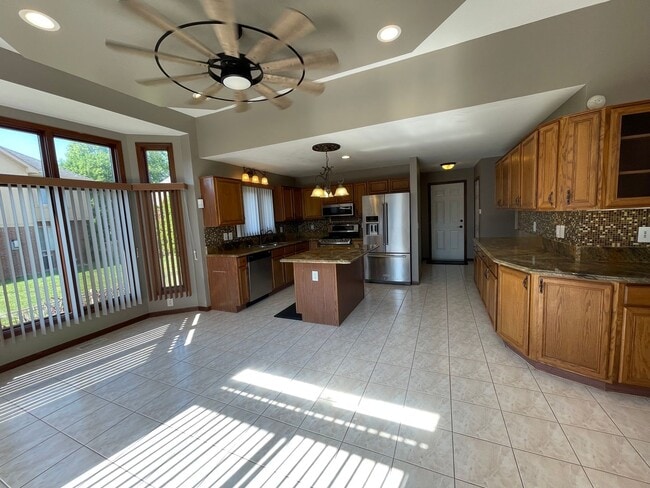Building Photo - Clinton Twp Home-4-Bedroom, 2.5 Baths, Lau...
