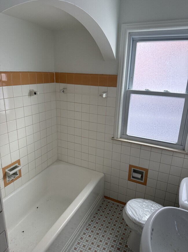 Building Photo - 5752 Bishop St