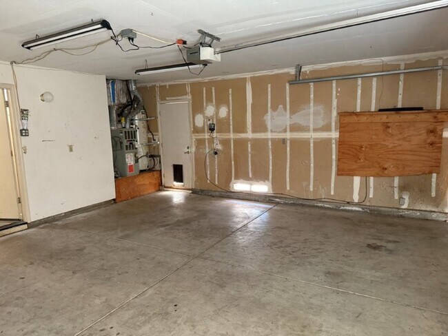 Building Photo - Modern 3 Bedroom 2 Bath One Story Browns Valley Vacaville *Star Rentals