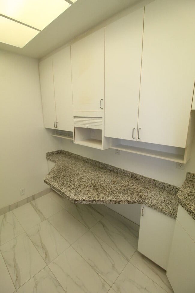 Building Photo - Coastal Ventura living – Gorgeous Ocean Views near Surfers Point