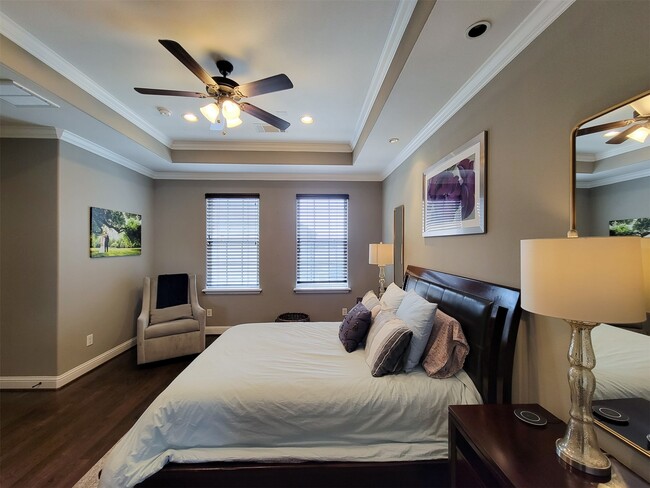 Building Photo - 925 W 19th St